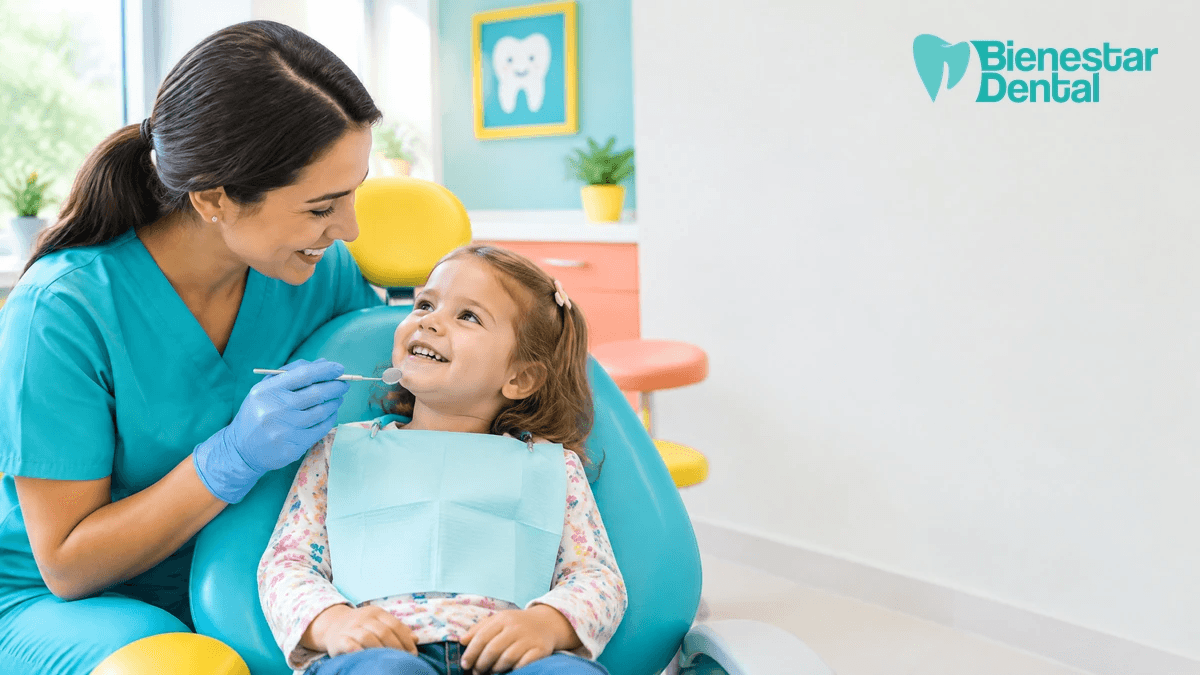 Niño pequeño en el sillón dental con odontopediatra, clínica colorida y amigable