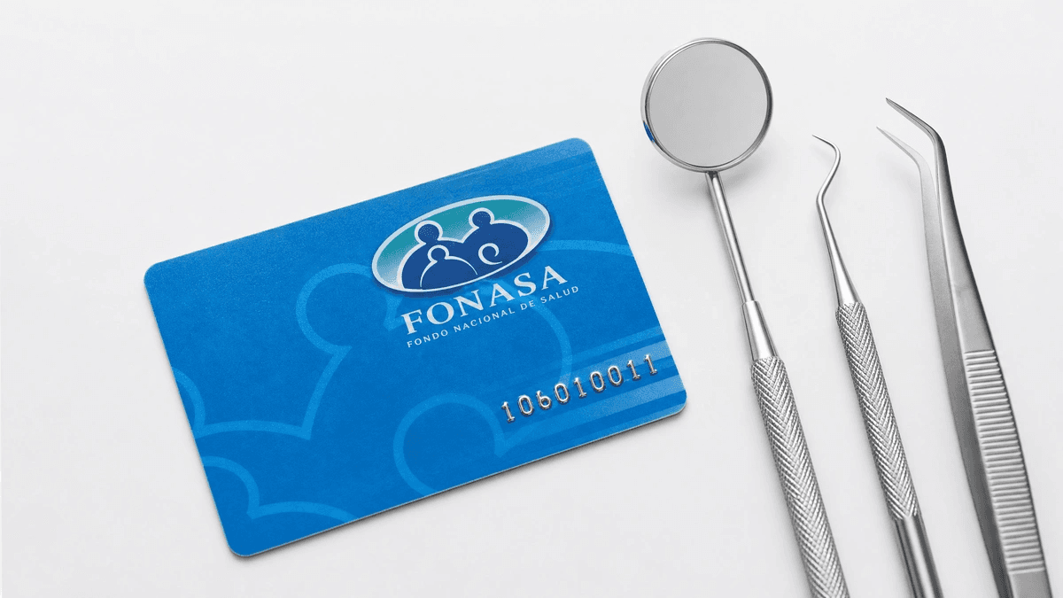 Carnet FONASA junto a instrumentos dentales
