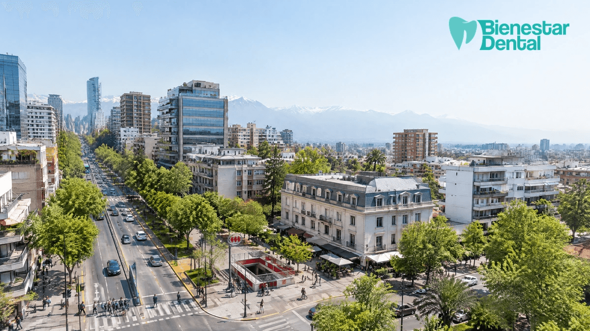 Calle de Providencia cerca de la estación de metro Manuel Montt en Santiago de día
