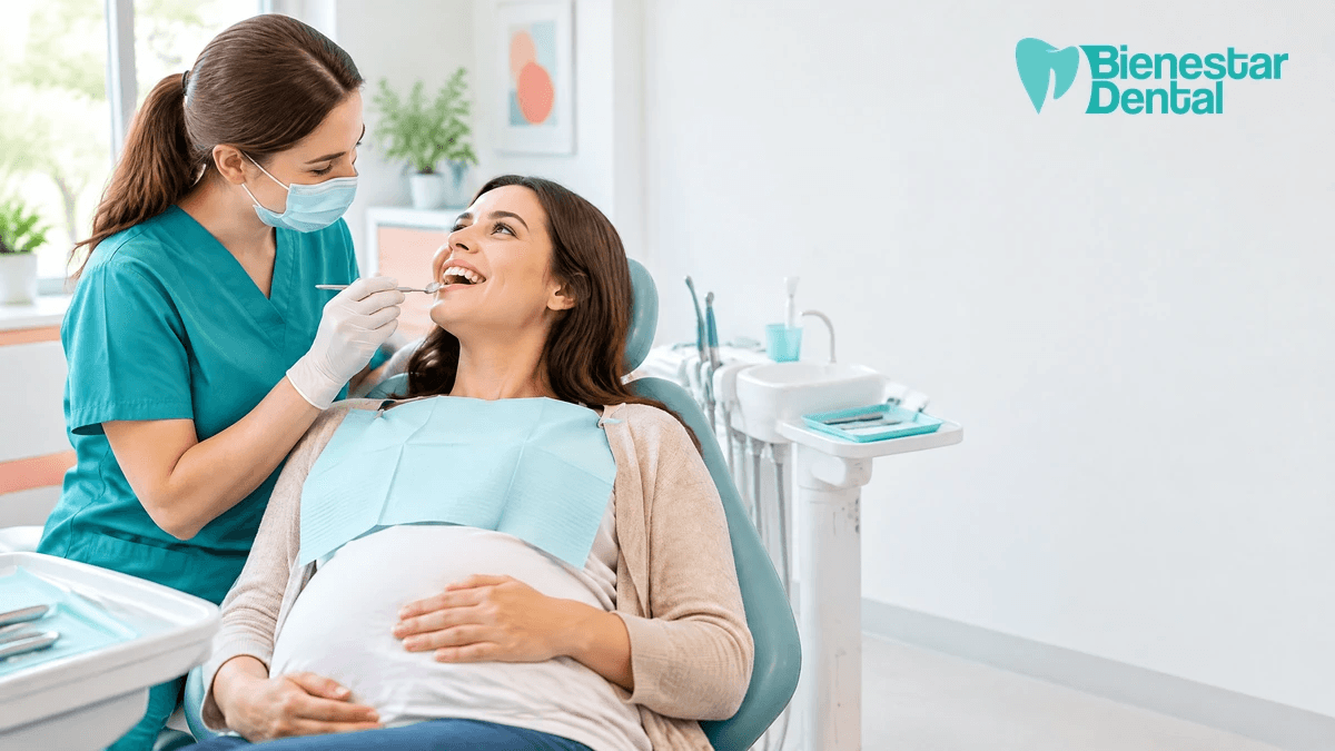 Mujer embarazada sonriendo en control dental, clínica moderna luminosa